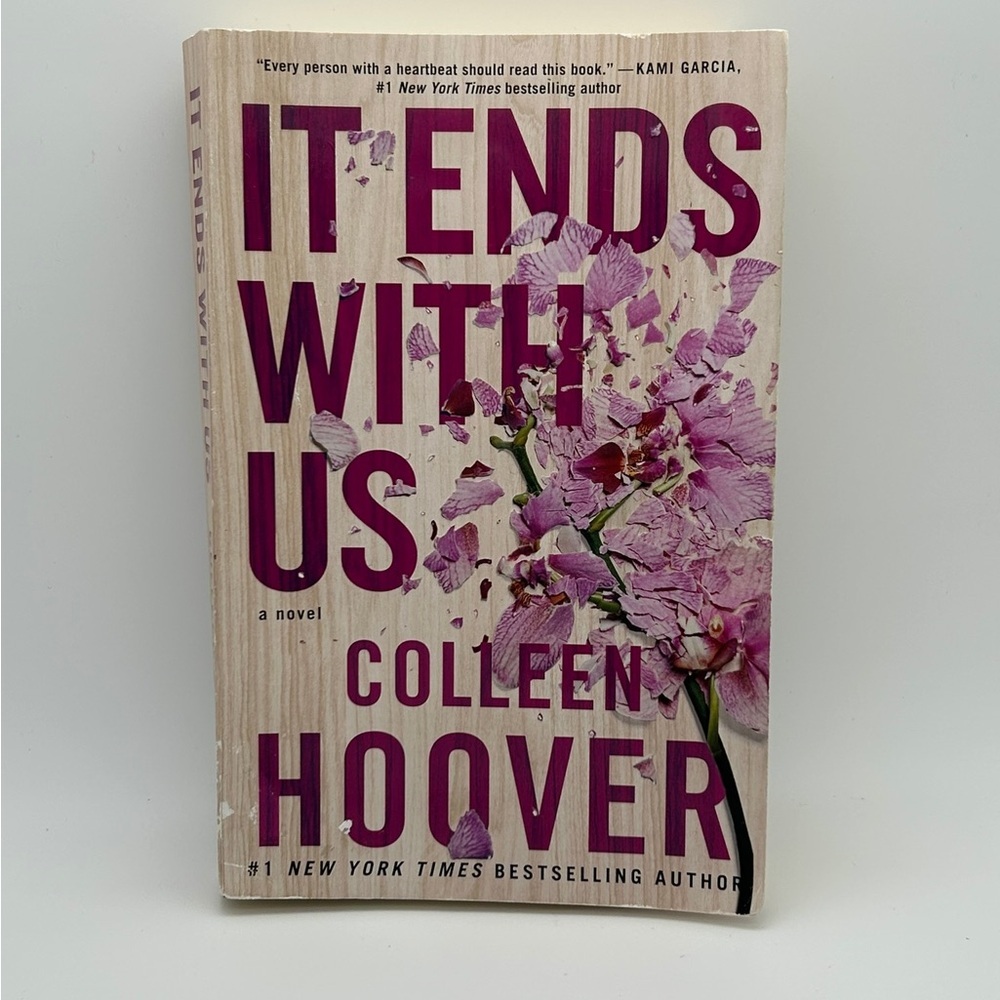 It Ends With Us by Colleen Hoover - Hardcover